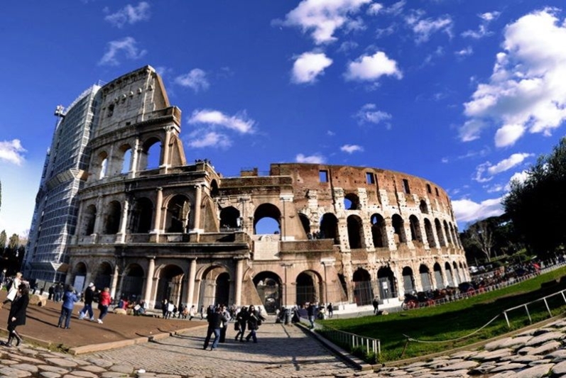 intre schitul berca si colosseumul din roma