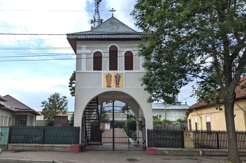 biserica cata sf voievozi rm. sarat
